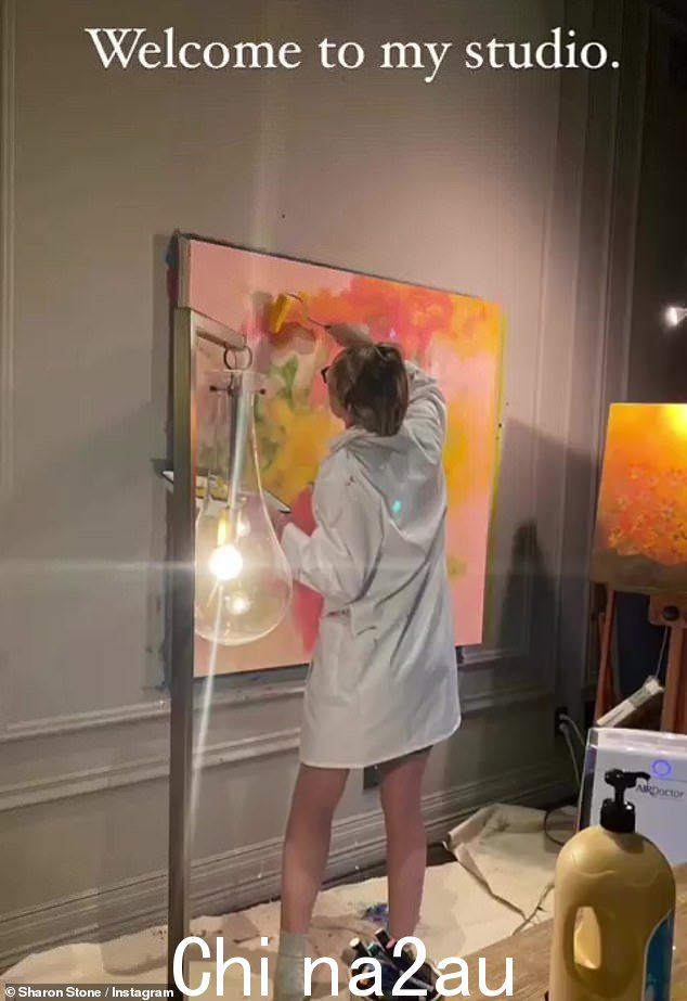 工作中:周一,这位前花花公子封面女郎在 Instagram 上分享了她在大画布上使用鲜艳色彩工作的照片。 “欢迎来到我的工作室,”这位三个孩子的母亲在画画时身穿白衬衫、黑色短裤和袜子时在标题中写道。