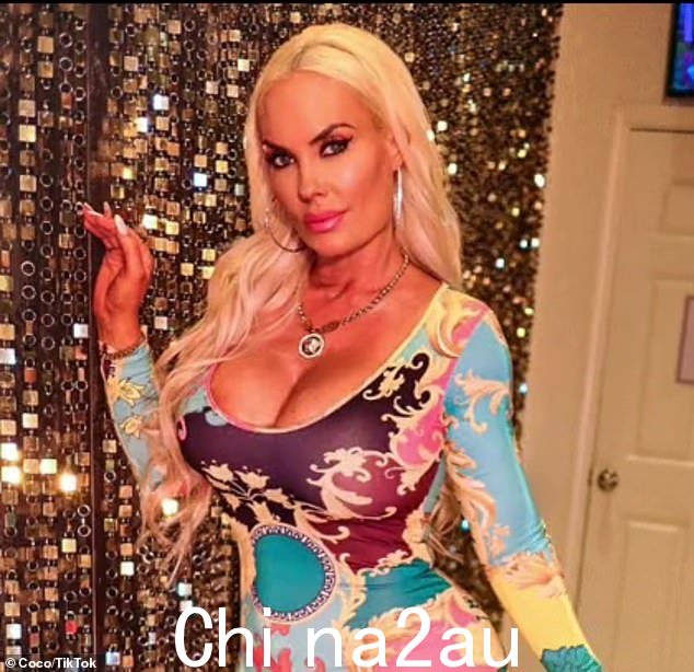 准备好她的特写镜头!前 SI Swimsuit 尤物化妆,她的铂金色蓬松假发由发型师 Zuleika Acosta 固定
