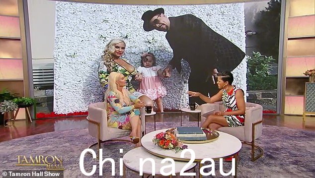 批评:这位 43 岁的丰满模特经常在网上被妈妈们嘲笑,从她在 6 岁女儿 Chanel Nicole Marrow 身边的着装,到母乳喂养、婴儿车和厨房水槽,无所不包baths