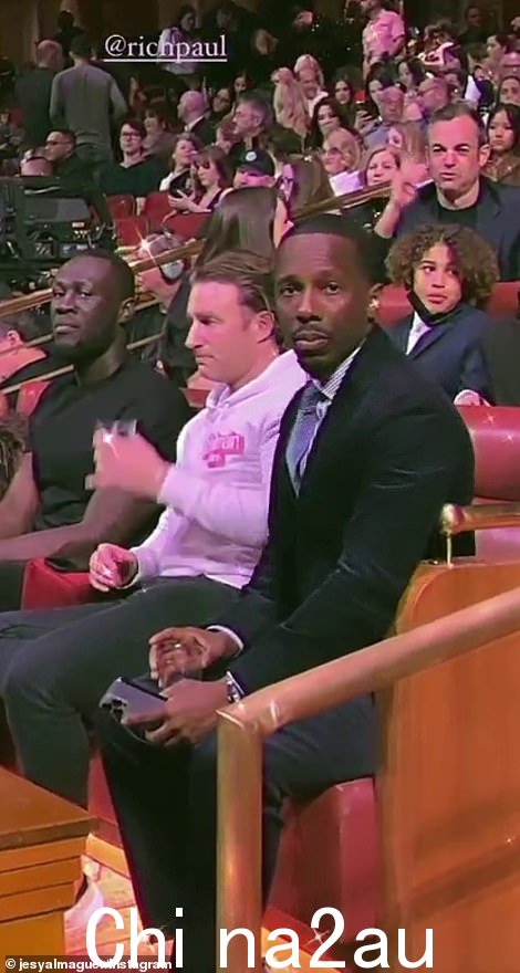 Rich Paul(前)系着领带,戴着闪亮的耳环,而 Stormzy(后)选择了经典的全黑服装