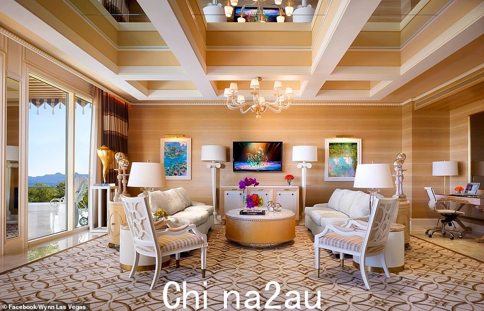 Wynn Resort 的 Fairway 别墅(如图)每天提供两次客房清洁服务,每晚提供夜床服务,并为客人提供管家服务。如图:别墅的其中一间客厅设有大型玻璃滑梯门、白色家具和工作区