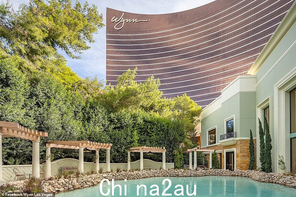 这位歌手现在入住的 Fairway Villas(前)与 Wynn Las Vegas 酒店(后)分开,拥有自己的私人泳池和花园