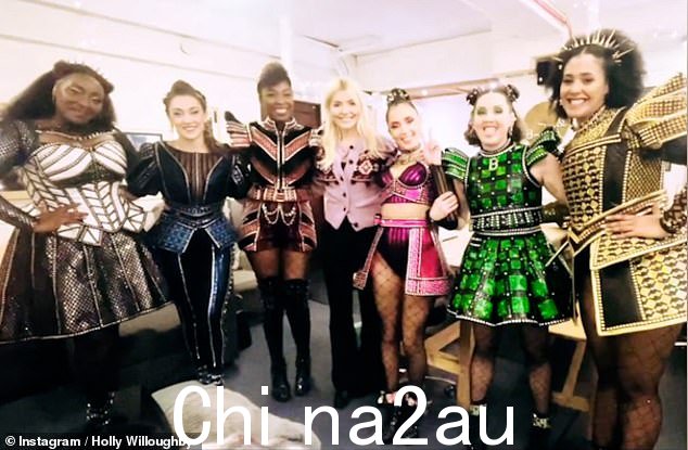 夜游:本月早些时候,Holly 再次在 Instagram 上分享了她 11 岁的女儿 Belle 的难得一瞥,当时两人正在享受“完美的女孩之夜”(Holly 与音乐剧《六号》的演员合影)