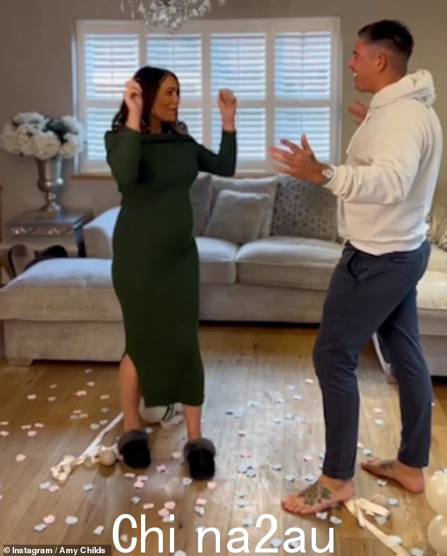令人兴奋!这位 32 岁的 TOWIE 明星在 Instagram 上分享了一段甜蜜的性别揭露视频,此前她承认拥有两个女孩是“她的梦想”