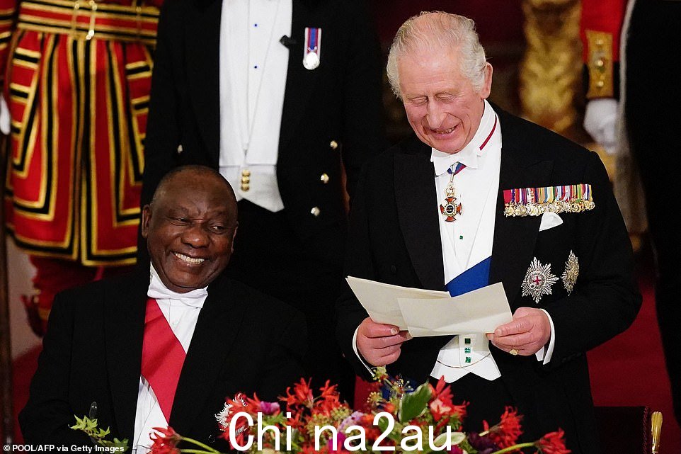 当查尔斯国王今晚在白金汉宫的国宴上发表诙谐的演讲时,Cyril Ramaphosa 大笑起来