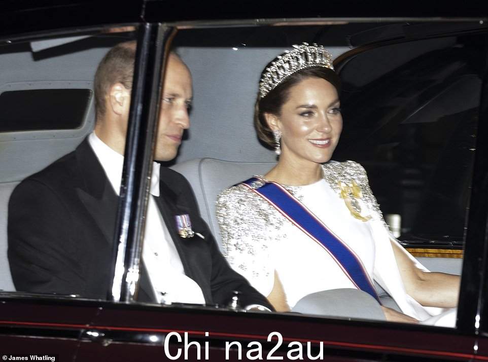 40 岁的凯特 (Kate) 身着白色 Jenny Packham 礼服,与威廉王子、查理三世国王和卡米拉王后一起出席奢华场合,展现了她最时尚的一面