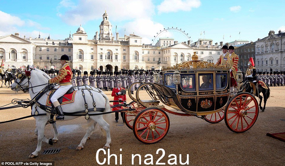 南非总统西里尔·拉马福萨 (Cyril Ramaphosa) 与英国国王查理三世 (King Charles III) 和英国王后卡米拉 (Camilla) 一起乘坐爱尔兰国家马车,他们从骑兵卫队阅兵场出发前往白金汉宫