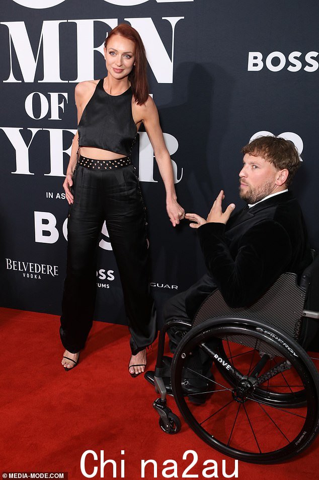 Dylan 选择了带有白色领结的经典燕尾服,而 Chantelle 选择了带有九分上衣的丝质黑色长裤