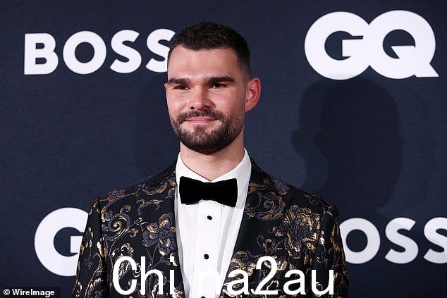 澳大利亚职业篮球运动员 Isaac Humphries(如图)穿着白色燕尾服衬衫和黑色裤子看起来很漂亮