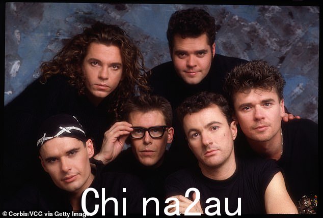 Michael 在 80 年代和 90 年代作为 INXS 主唱声名鹊起。与乐队合影