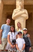伊万卡特朗普在埃及度假时与贾里德和三个孩子一起享受私人游船之旅