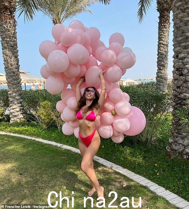 惊艳:Francine 继续她的庆祝活动热粉色比基尼与几个粉红色气球合影