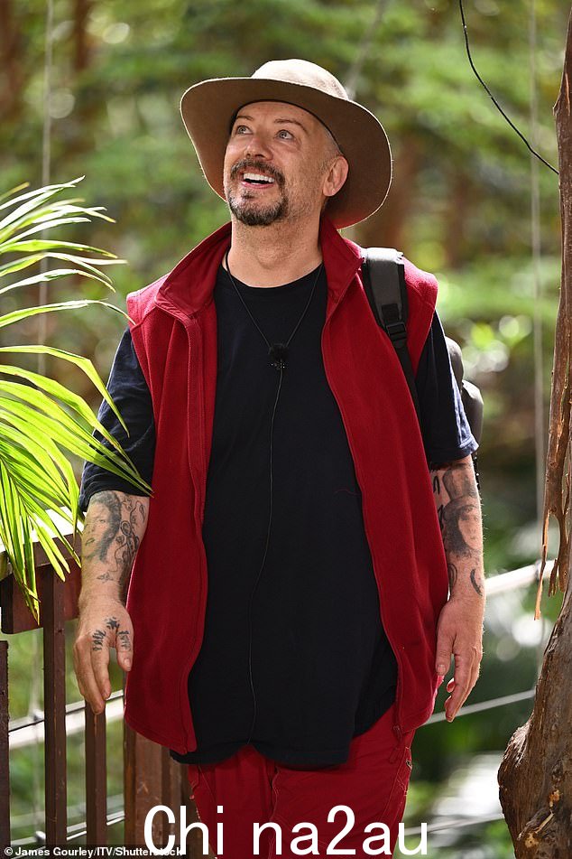 路的尽头:乔治看起来很高兴在他离开丛林后到达与 Ant 和 Dec 的聊天