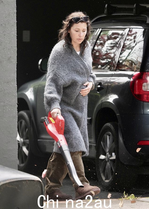 Tina 清理了她汽车周围的人行道