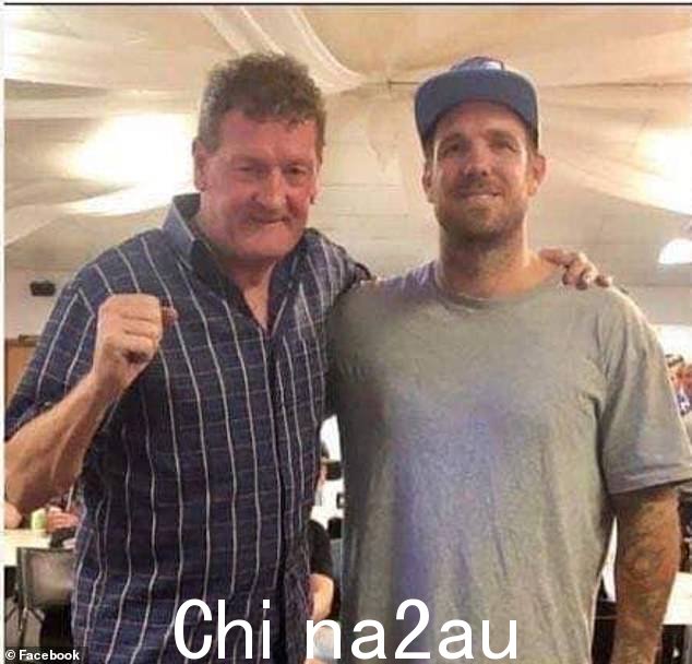 里奇尼克松(左)据称在与前科林伍德大丹犬天鹅(右)一起举办的慈善活动中袭击了一名观众