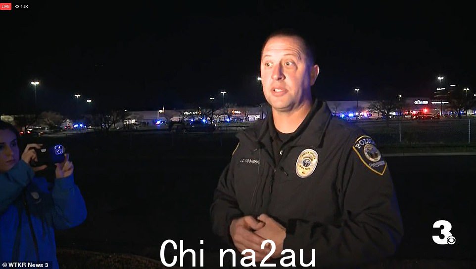 Leo Kosinski 与 Chesapeake PD 在沃尔玛商店发生大规模枪击事件后向媒体介绍情况
