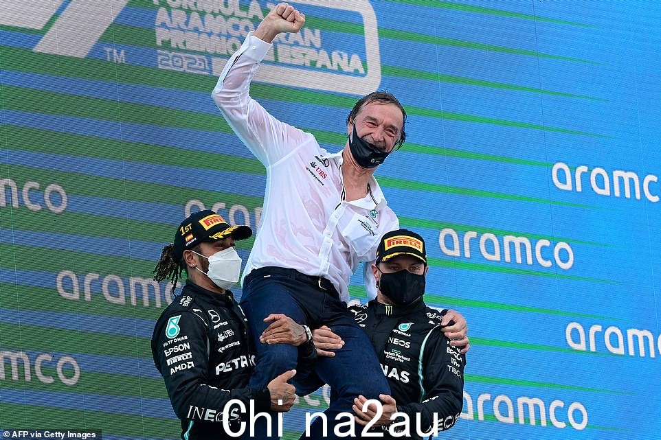 Lewis Hamilton 和梅赛德斯的芬兰车手 Valtteri Bottas 在去年 5 月在加泰罗尼亚赛道举行的西班牙一级方程式大奖赛之后与 Ratcliffe 一起在领奖台上庆祝