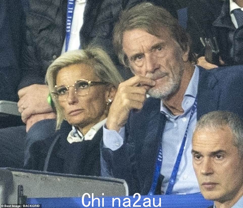 拉特克利夫与他的第二个 w ife Alicia,他有一个女儿,5 月在法兰西体育场举行的 FC Nantes 和 OGC Nice 的法国杯决赛中