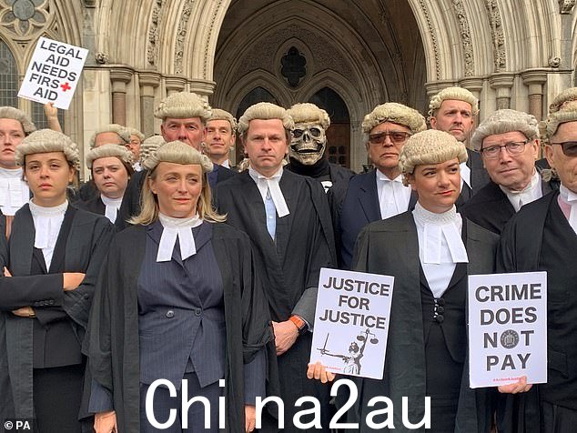刑事律师今年早些时候因法律援助纠纷而罢工。在政府同意 5400 万英镑的交易后罢工结束