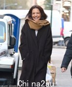 凯蒂·霍尔姆斯 (Katie Holmes) 在宣布重返舞台后，在纽约市散步……