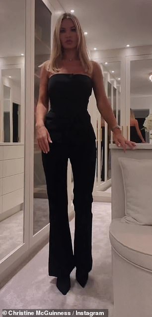 别致:她从她丰富的衣橱中挑选出一系列迷人的服装