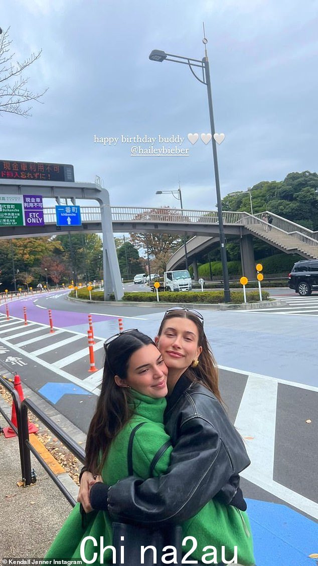 闺蜜:Kendall 还分享了一张旅行的快照,照片显示她和 Hailey 在人行道上拥抱