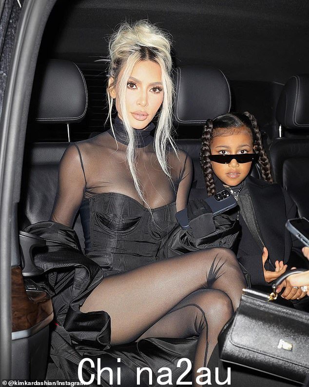 姐姐:甜美的照片中缺少 Kim 和 Kanye 的大女儿 North,她正忙着和化妆大亨 Kylie Jenner 姨妈一起度过一天; Kim and North seen in September