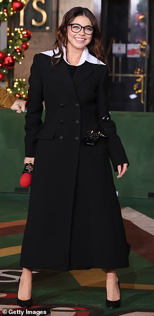 这两位 31 岁和 60 岁的艺人在纽约为一年一度的电视转播活动做准备时被发现