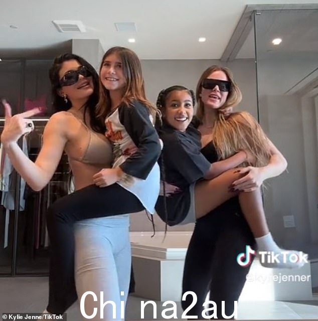 不是你的普通阿姨:Kylie Cosmetics 大亨抱着 Kourtney Kardashian 的大女儿佩内洛普,而 Good American 创始人抱着 Kim Kardashian 的大女儿 North