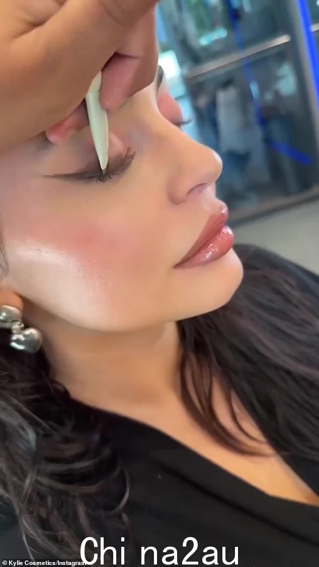 Total pro: 这位九岁的女孩与她著名的母亲共用一个 TikTok,这让她父亲很失望,但在凯莉身上练习化妆技巧后,她被证明是一位小型美容大师