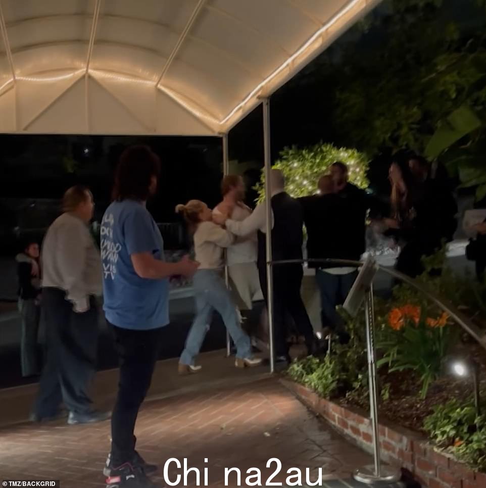 酒吧斗殴:八个月前,潘妮蒂尔和希克森因涉嫌向其中一位竞争对手顾客吐口水而在洛杉矶的一个名人热点与一群狂欢者发生野蛮斗殴而成为头条新闻。