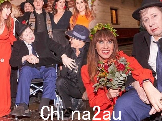 跌宕起伏:他有一个有据可查的酗酒和吸毒史,在 2009 年失去最后一颗牙齿后,他于 2015 年整了牙