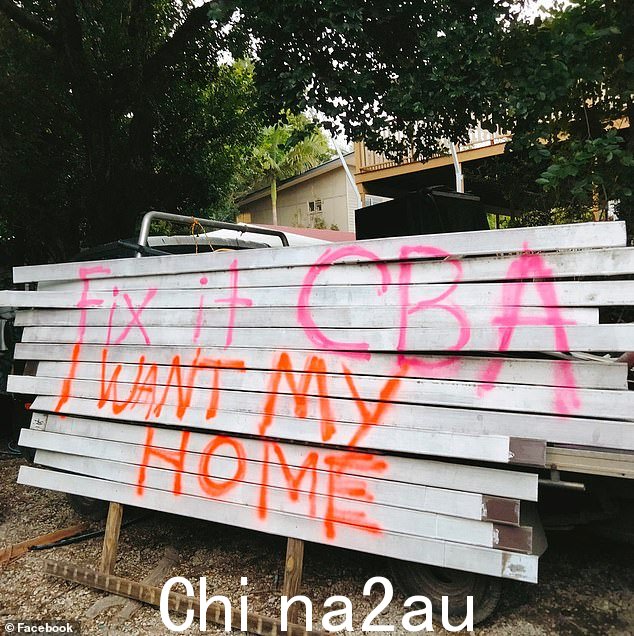 McKinnon 博士去年一直在与联邦银行以及她的房东和卖家(如图,她“梦想家园”外的一个标志)的持久法律对峙中度过。