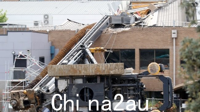 弗兰克斯顿医院在起重机坠落后被疏散屋顶。图片：NCA NewsWire / David Crosling