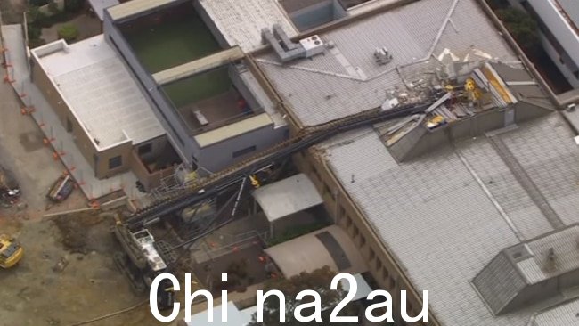 出现就在上午 10 点之前,ncy 的服务人员赶到了从屋顶坠落的起重机内。图片:提供