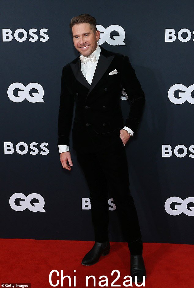 Hugh Sheridan(如图)当晚身着压绒天鹅绒双排扣西装出门