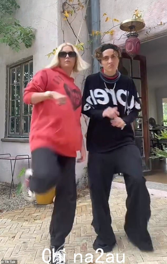 软启动:虽然两人都没有评论他们的关系状况,但这位金发美女已经发布了几个 TikTok 视频,展示了她与爱斯基摩犬的亲密关系