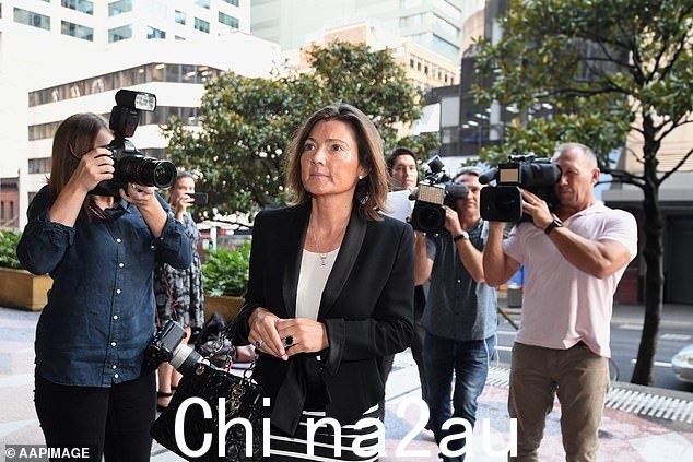 Rosamond 是一家活动管理公司的高管,她还使用欺诈性发票为她的家购买了价值 40,000 美元的大型花园遮阳伞。图为她于 8 月抵达悉尼唐宁中心地方法院