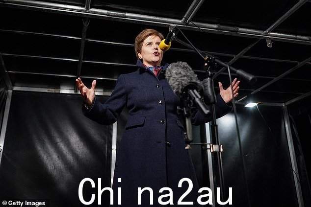 Nicola Sturgeon 今晚在爱丁堡荷里路德外的苏格兰独立集会上发表演讲