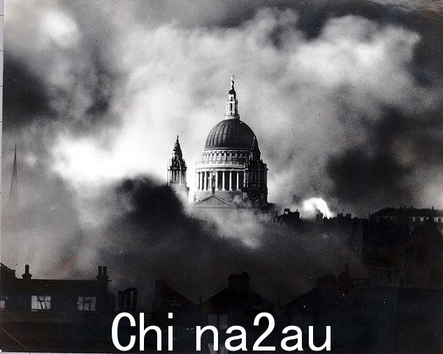 每日邮报摄影师赫伯特梅森拍摄的圣保罗大教堂在闪电战的火焰中毫发无损地升起的著名照片