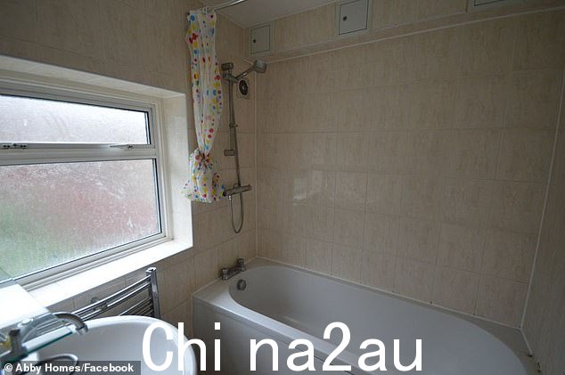 浴室有浴缸和淋浴,墙壁是瓷砖,止水毁了房间