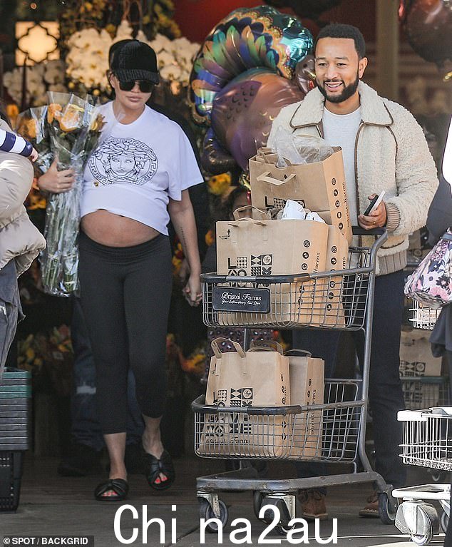 补给品:这位 36 岁的模特和她 43 岁的丈夫 John Legend 在他们家附近的 Bristol Farms 商店为假期装满了补给品Wednesday