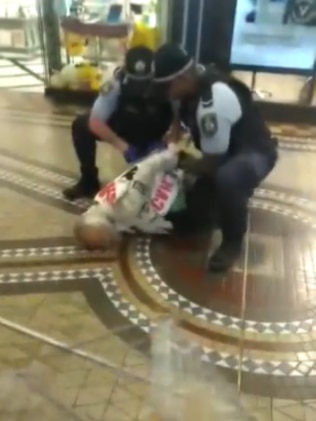 丹尼林随后被送往圣文森特医院,情况危急。