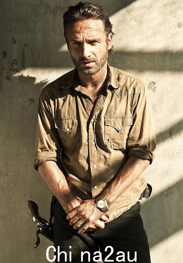 从那时起,49 岁的安德鲁·林肯 (Andrew Lincoln) 在美国取得了成功,他在广受欢迎的 AMC 电视剧《行尸走肉》中饰演警长的副手里克·格莱姆斯(如图)