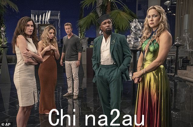 玻璃洋葱:Kathryn Hahn,左起,Madelyn Cline、Edward Norton、Leslie Odom Jr. 和 Kate Hudson