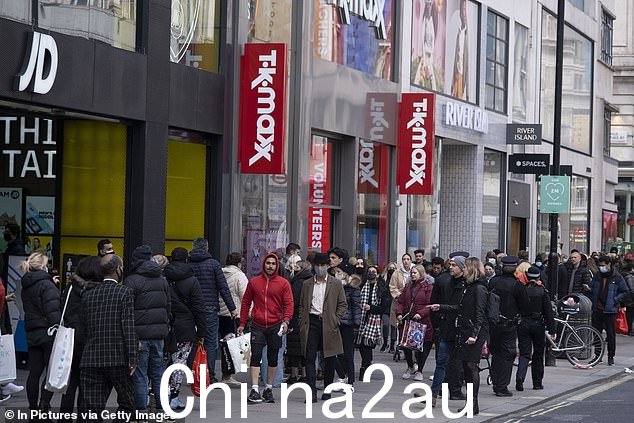 High street:我太累了,我爬到剩下的外套下面,依偎在一起。然后老板下来说,“好吧,我们需要谈谈”, ' 他解释说