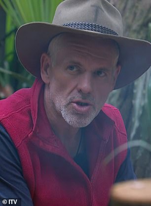 轶事:Chris Moyles(左)加入其中,讲述了当超级巨星埃尔顿约翰来到他的广播节目并在直播时发誓的故事
