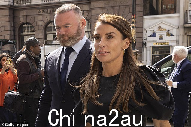 Vardy 夫人以诽谤罪将 Coleen Rooney 告上法庭 - 但败诉了 - 在 Rooney 夫人(5 月与丈夫 Wayne 合影)于 2019 年 10 月表示,Vardy 的 Instagram 帐户是泄露给《太阳报》的故事的来源