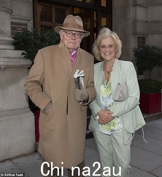 家庭:Jack Whitehall 的父母 Michael 和 Hilary 出席活动时看起来也很聪明