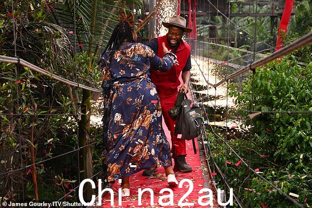 满月!在 Babatunde 的丛林出口后,两人显然很高兴重聚
